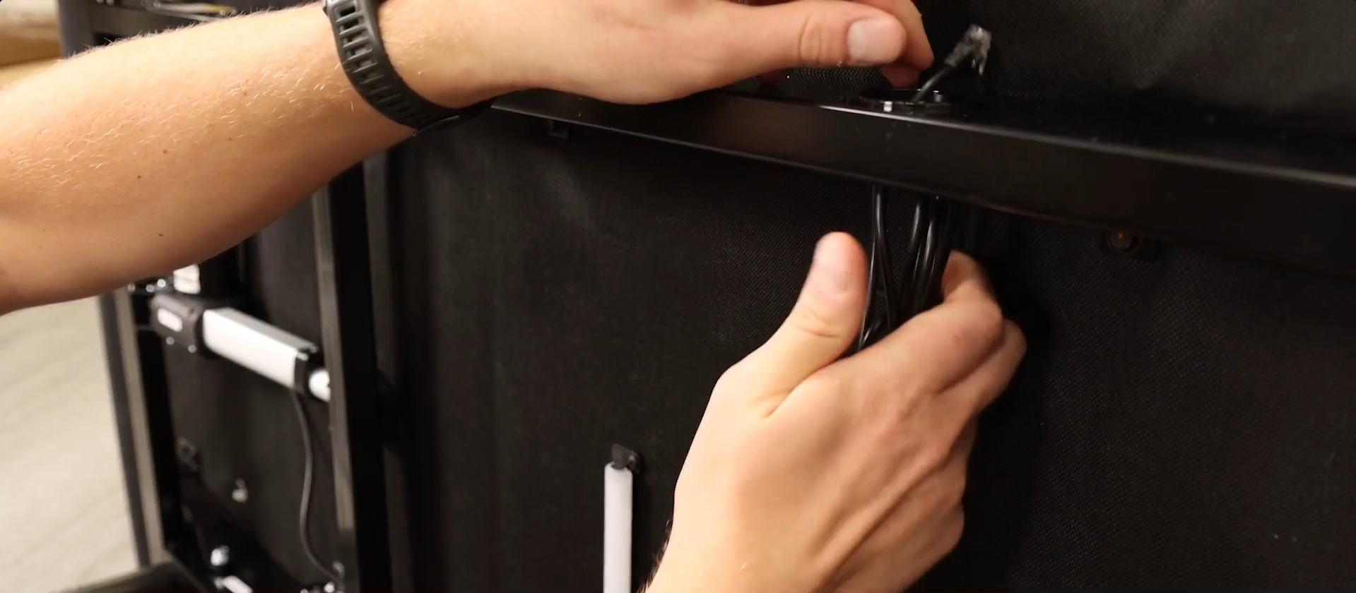 •	For Split King bases, do not connect the sync cable—store it in the circular opening