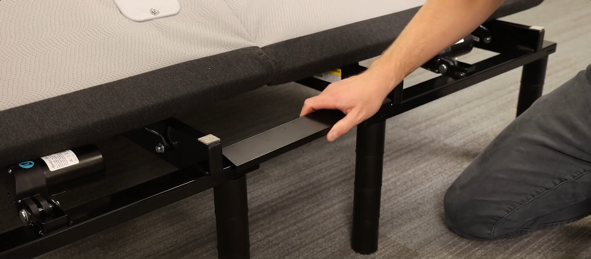 Install the bed link at the foot.