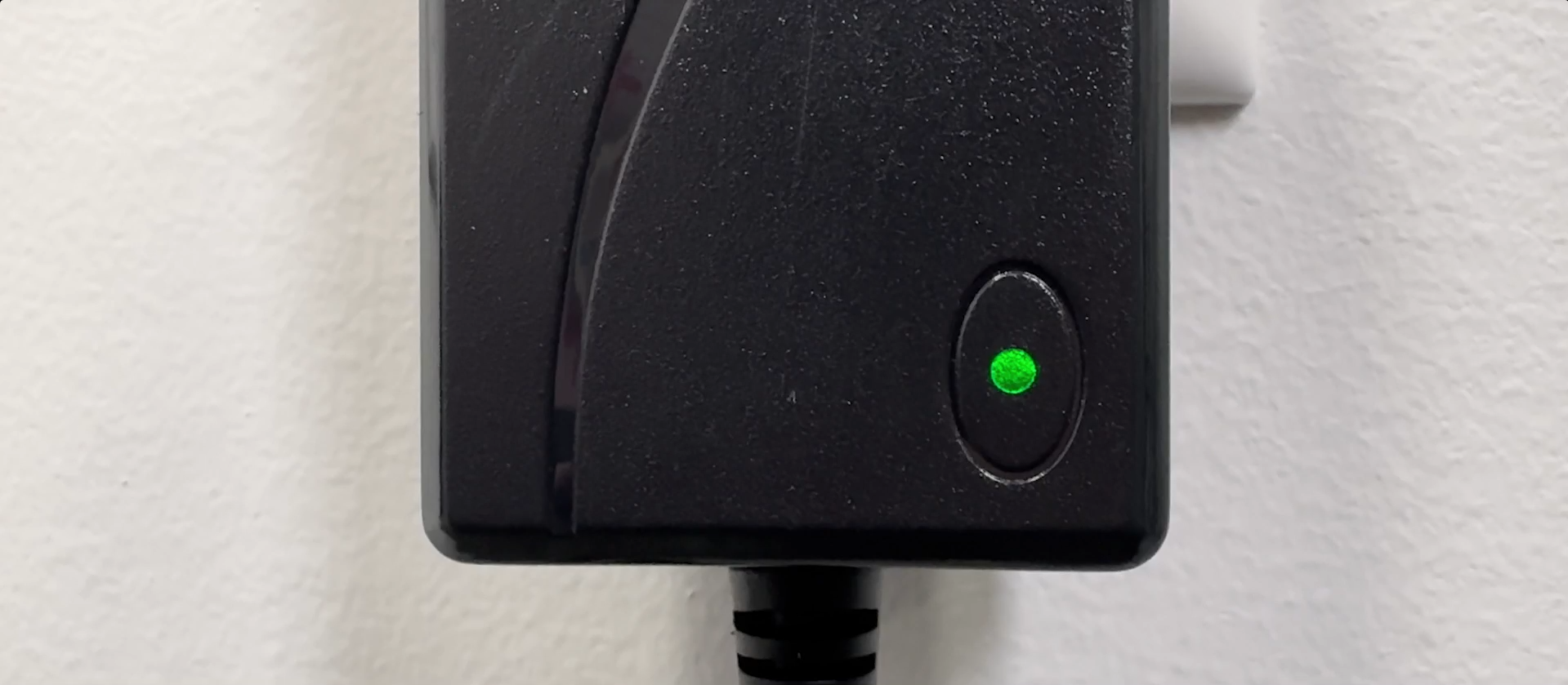 An image of the green light on the power brick of the Adjustable Base.