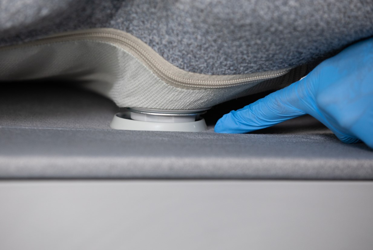 An image of a magnet attach method, holding the mattress onto the adjustable base.